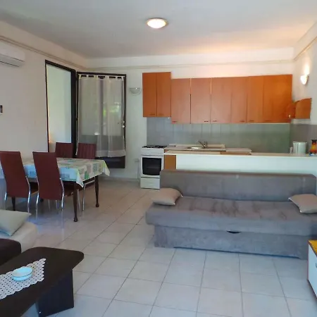 In Pula With One-bedroom 9 Apartment Stinjan