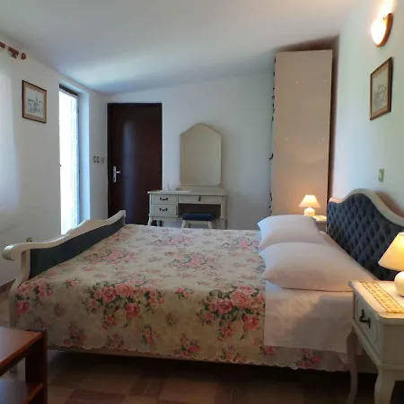 In Pula With One-bedroom 9 Apartment *