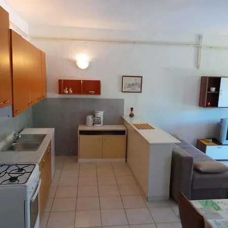 In Pula With One-bedroom 9 Apartment Stinjan